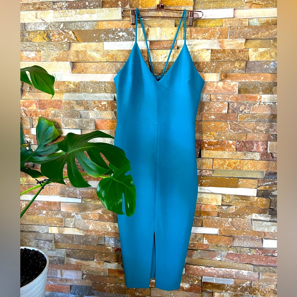 Likely
Retails 198
Never worn
Body-con
Unlined
Cami
zipper back
Belowthe-knee